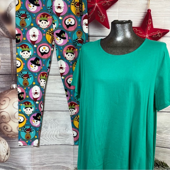 Roaman’s 1X (22/24) Keyhole top with plus size Christmas leggings - Picture 1 of 12